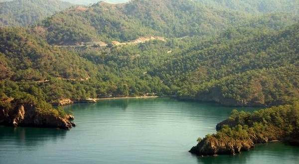 Muğla’nın Fethiye ilçesinde yer alan Katrancı Koyu, doğayla iç içe