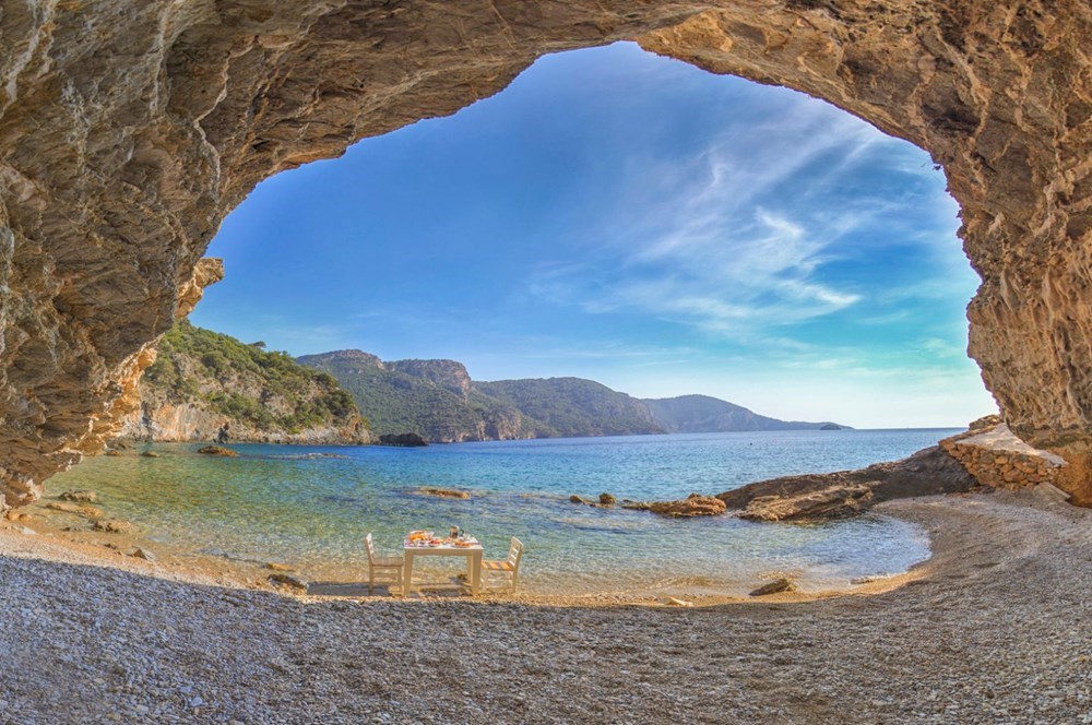 Ekim’in serin rüzgarı taş sokaklardan geçerken, Kayaköy geçmişin gölgelerini bugünün