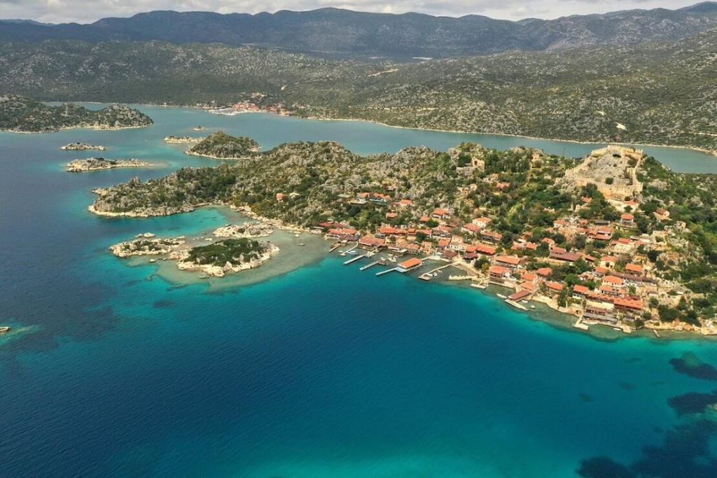 Antalya’nın Demre ilçesi açıklarındaki Kekova, batık şehir kalıntıları ve turkuaz