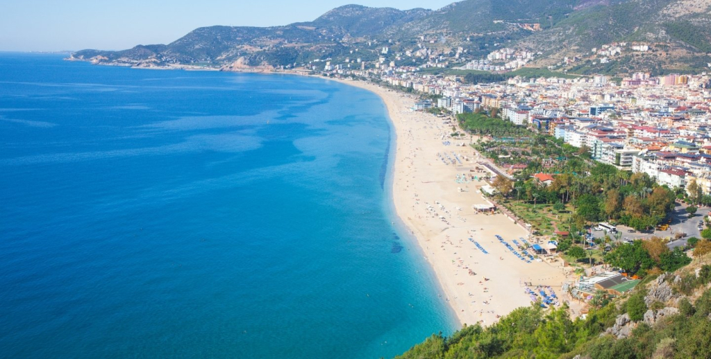 Toros Dağları’nın serin esintisiyle Akdeniz’in turkuaz sularını buluşturan Göynük Plajı,