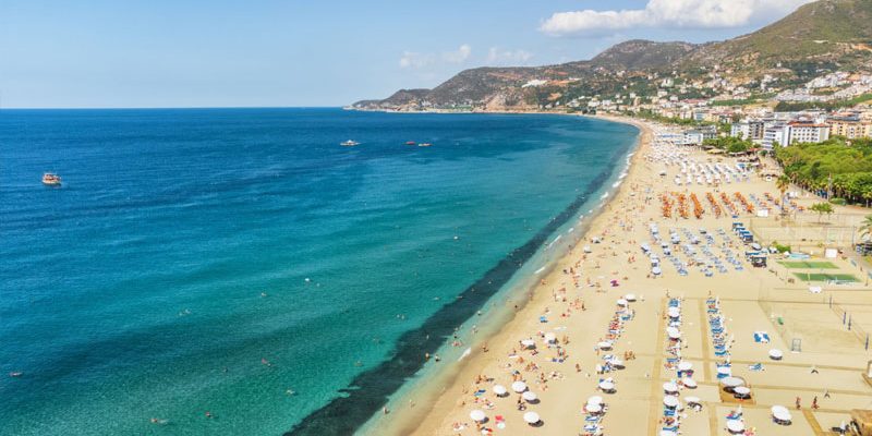 Antalya’nın Alanya ilçesinde yer alan Kleopatra Plajı, efsanelere konu olan