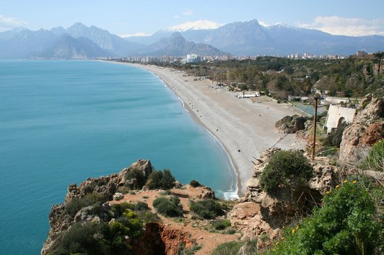 Akdeniz’in berrak sularıyla buluşmak isteyenlerin ilk tercihi olan sahil, hem