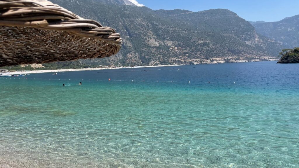 Turkuaz rengi suları ve incecik kumsalıyla Kumburnu Plajı, Muğla’nın en