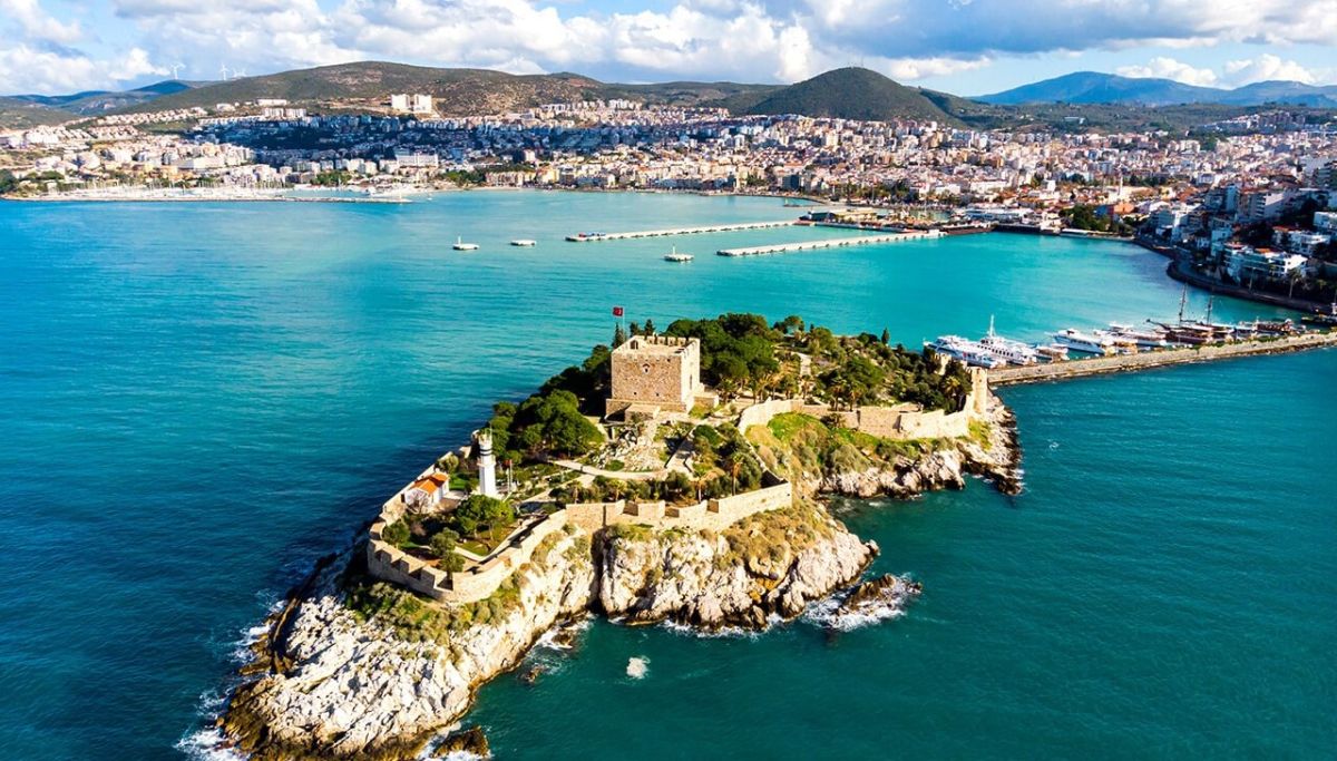 Ege Denizi’nin incisi olarak bilinen Kuşadası, masmavi koyları, tarihi güzellikleri