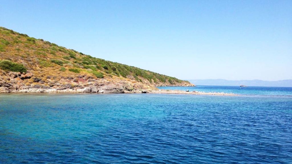 Ayvalık’ın sakin köşelerinden Patriça Koyu, berrak denizi ve doğallığıyla tatilcilerin