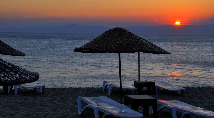 Balıkesir’in Marmara Adası’nda yer alan Manastır Koyu, doğayla iç içe