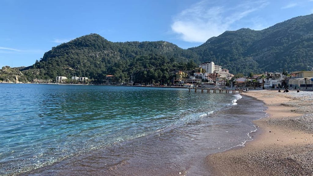 Muğla’nın Marmaris ilçesinde yer alan Turunç Sahili, maviyle yeşilin buluştuğu