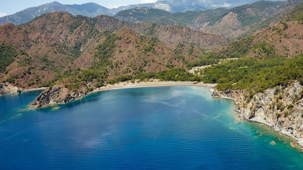Antalya’nın Kemer ilçesinde yer alan Maden Koyu, el değmemiş doğası