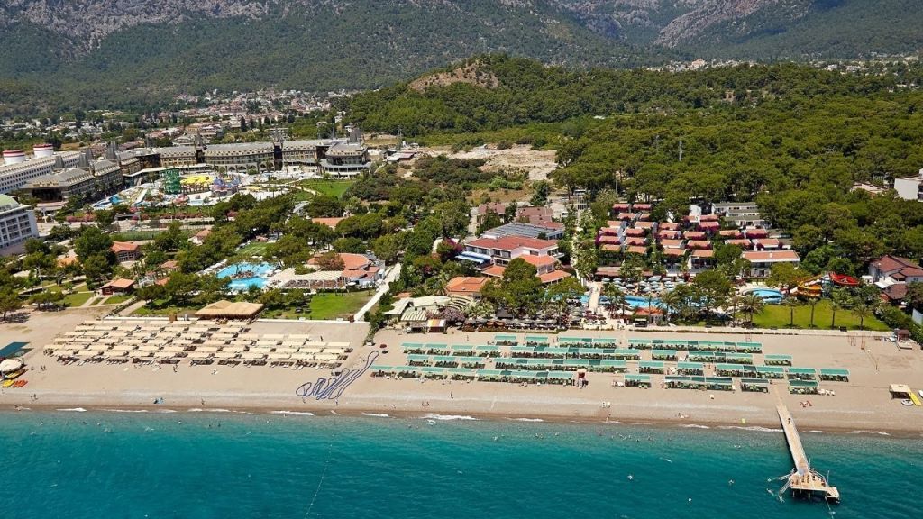 Antalya’nın Kemer ilçesinde yer alan Göynük Plajı, turkuaz denizi ve