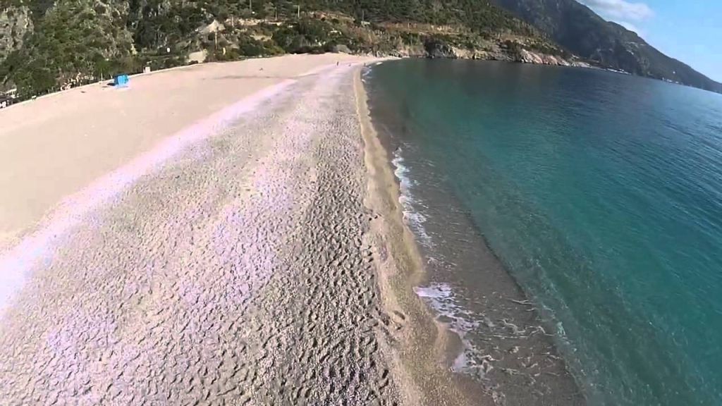 Belcekız Plajı, turkuaz denizi ve Babadağ manzarasıyla Fethiye’nin en büyüleyici