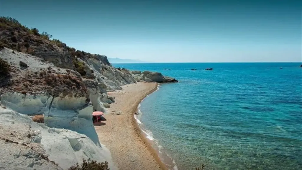 Foça’nın kuzeyinde saklı bir cennet olan Mersinaki Koyu, berrak denizi,