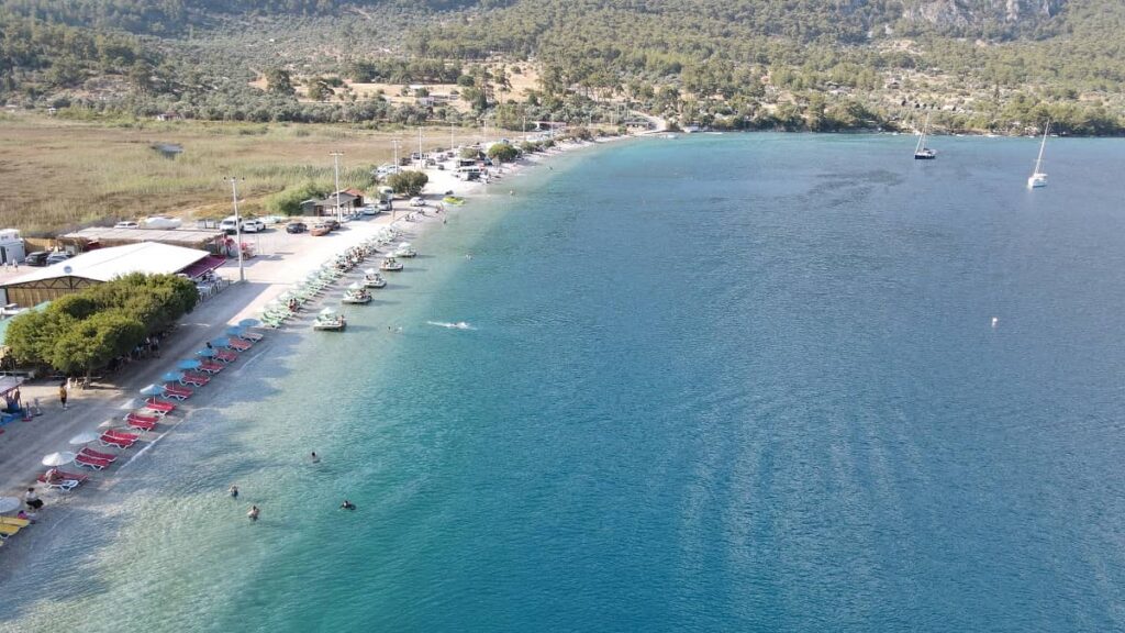 Muğla’nın Gökova Körfezi’nde yer alan Akbük Koyu, berrak denizi ve