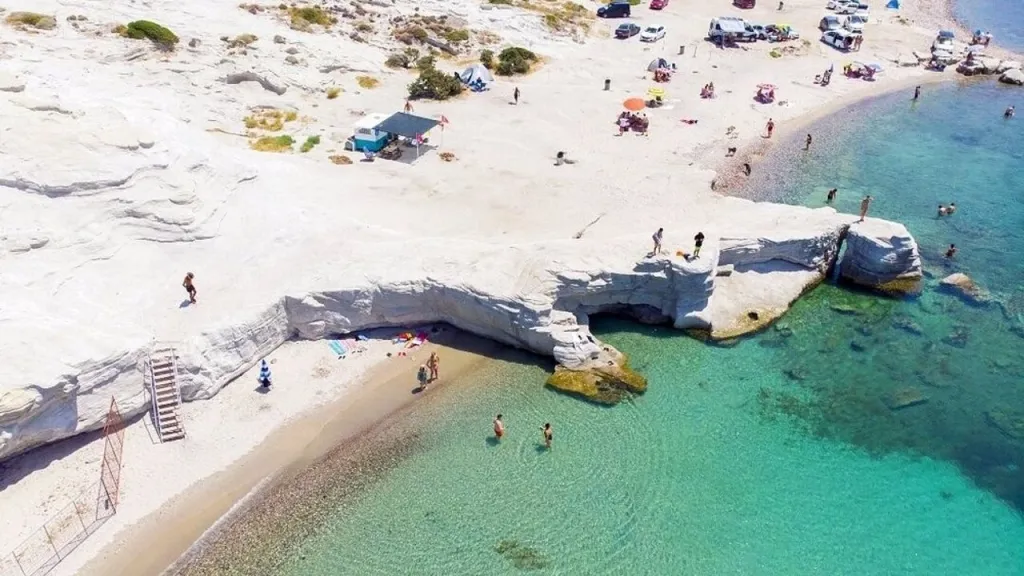 İzmir’in Çeşme ilçesinde yer alan ve adını kayalık yapısındaki doğal