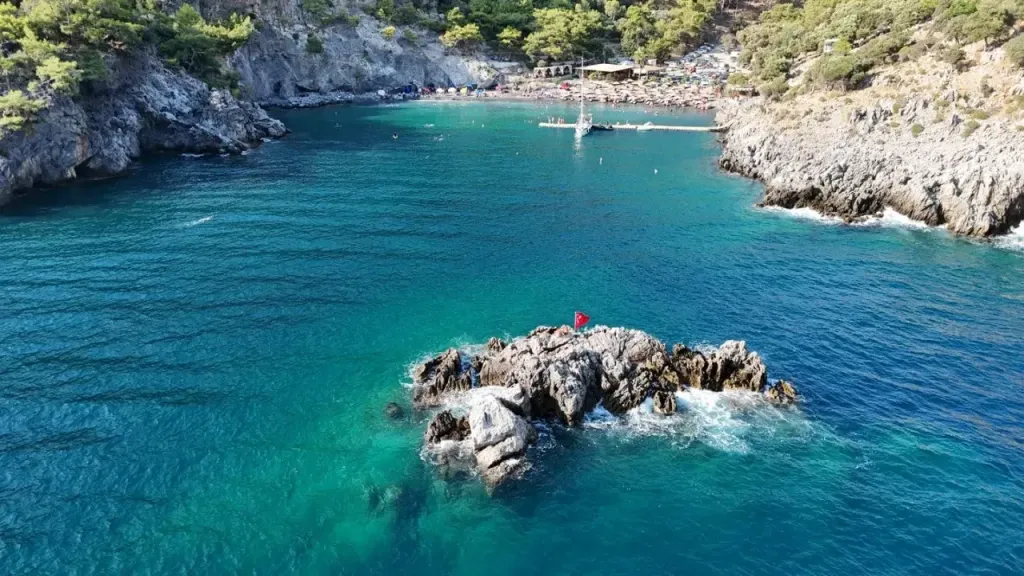 Muğla’nın doğal güzellikleri arasında gizlenmiş Aşı Koyu, berrak denizi ve
