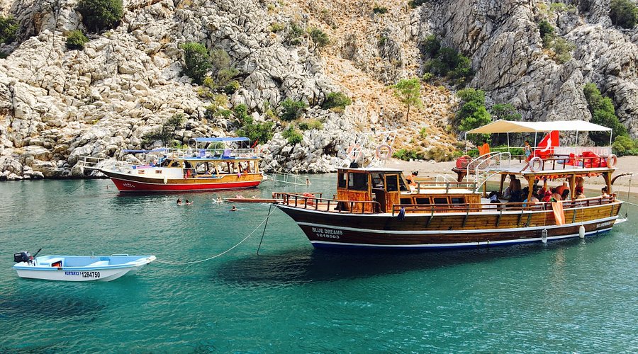 Antalya’nın Kumluca ilçesinde yer alan Adrasan Plajı, turkuaz renkli denizi