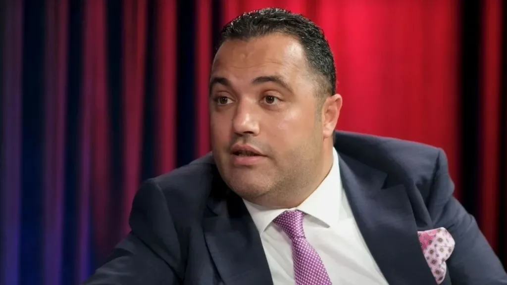 Yargı üyelerine rüşvet vermek ve casusluk dahil birçok suçlamayla tutuklanan