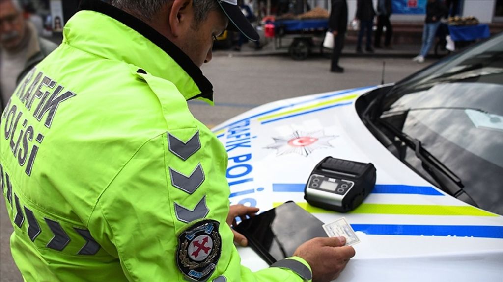 Trafikte uygulanacak yeni cezaları ve yaptırımları içeren yasa teklifinin geçici