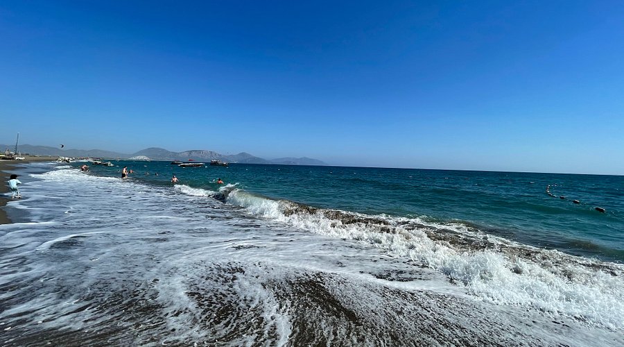 Muğla’nın saklı kalmış doğal güzelliklerinden biri olan Sarçed Plajı, berrak