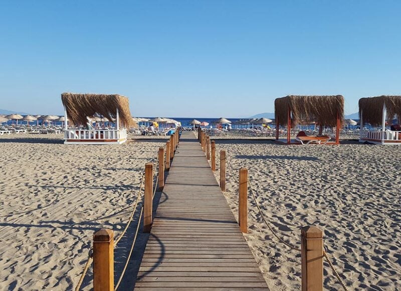 Altın Sarısı Kumsallarda Berrak Deniz Keyfi sarimsakli plaji ayvalik 800x582 1 - Marmara Bölge Gazetesi