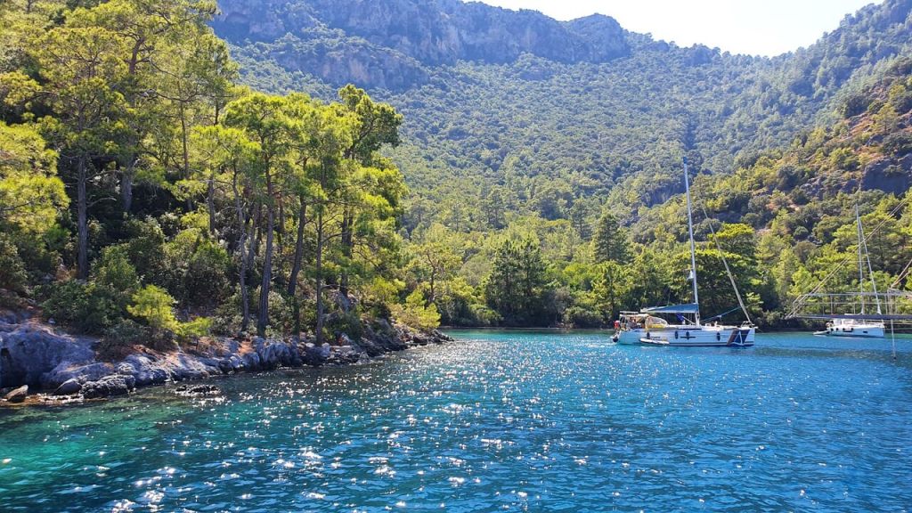 Doğanın kalbinde sessizliğe açılan bir kapı olan Binlik Koyu, Muğla’nın