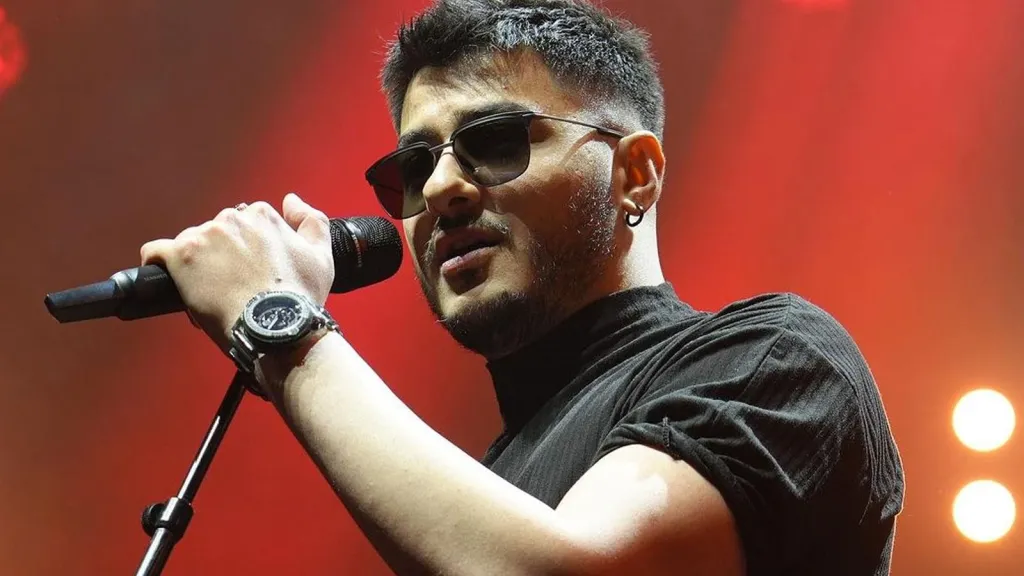 Son dönemin en popüler şarkıcılarından Semicenk, “Sen Kaldın” adlı parçasıyla