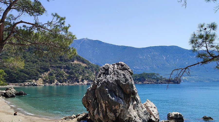 Antalya’nın Kumluca ilçesinde yer alan Papaz Koyu, doğallığını koruyan ender