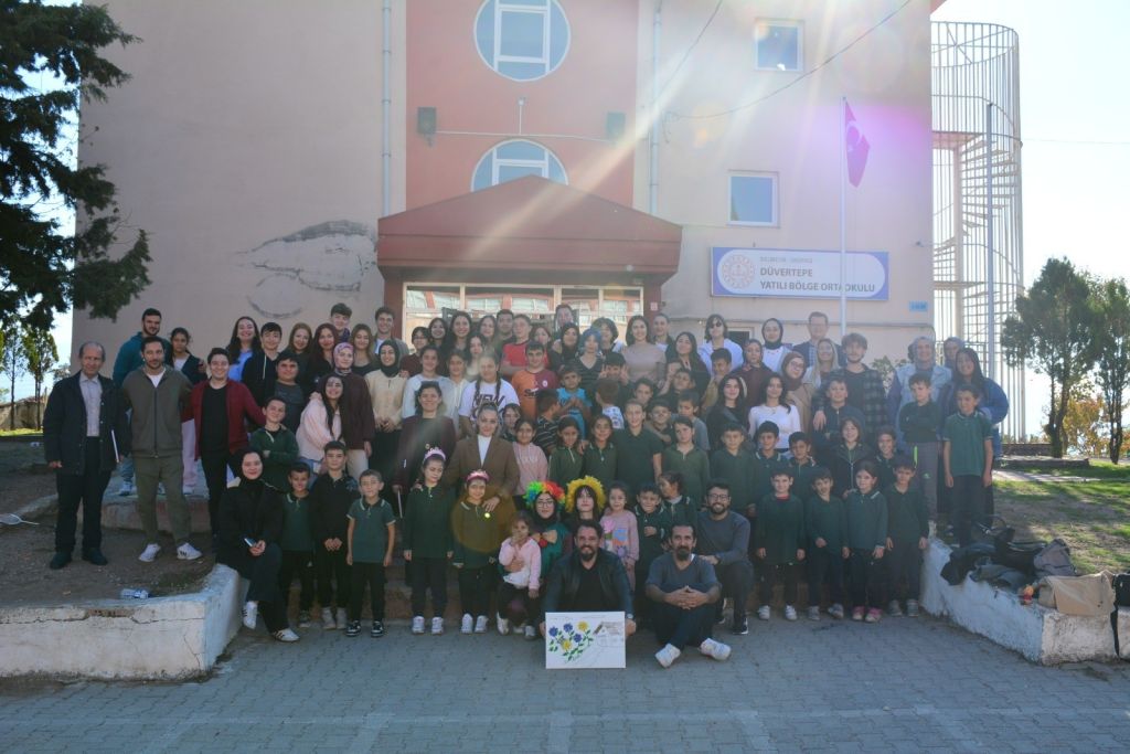 Balıkesir Üniversitesi Kütüphane Topluluğu öğrencileri, “Köy Okulları Projesi” kapsamında Sındırgı’daki