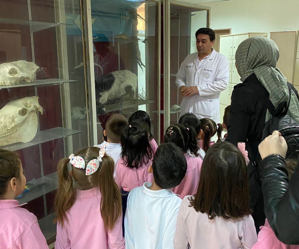 Balıkesir Üniversitesi Veteriner Fakültesi, Şehit Mesut Yağan Anaokulu öğrencilerini ağırlayarak