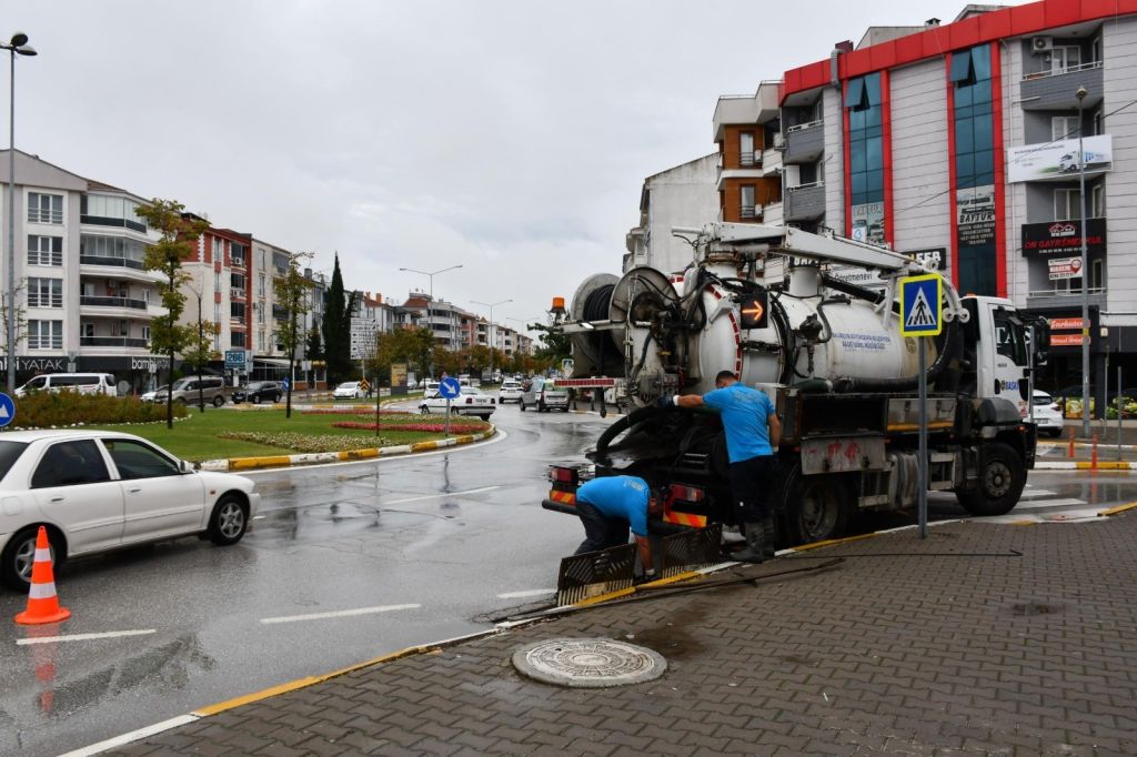 Yoğun yağışların etkili olduğu Balıkesir’de BASKİ ekipleri 20 ilçede teyakkuza