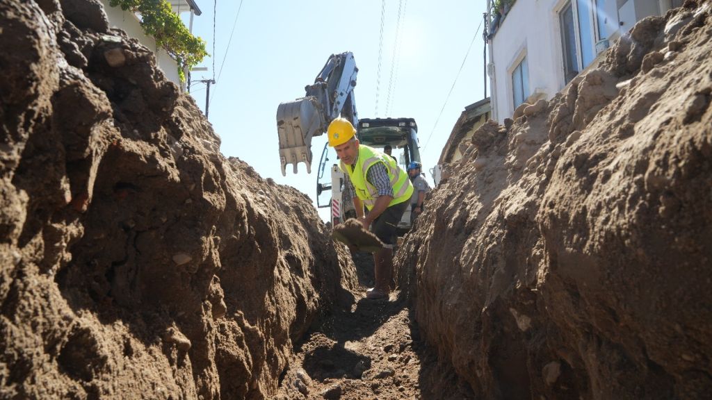 Balıkesir Büyükşehir Belediye Başkanı Ahmet Akın’ın talimatıyla BASKİ ekipleri, Burhaniye’nin