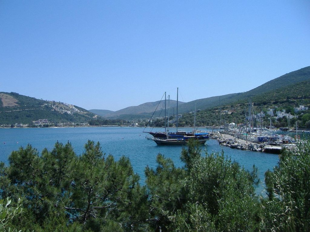 Ege’nin berrak sularında huzurlu bir mola vermek isteyenler için bu