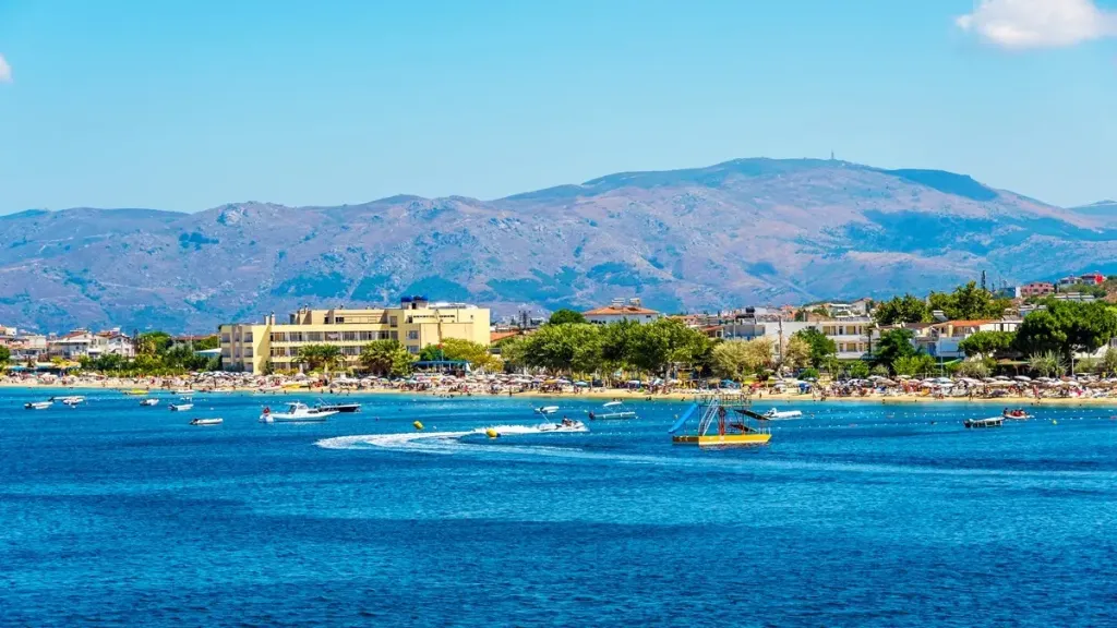 Avşa Adası’nın saklı cenneti Çınar Koyu, berrak denizi ve çınar