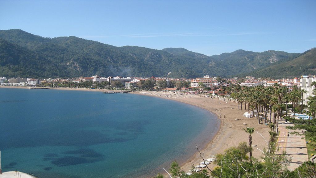 Marmaris’in merkezinde yer alan Uzunyalı Plajı, mavi bayraklı denizi ve