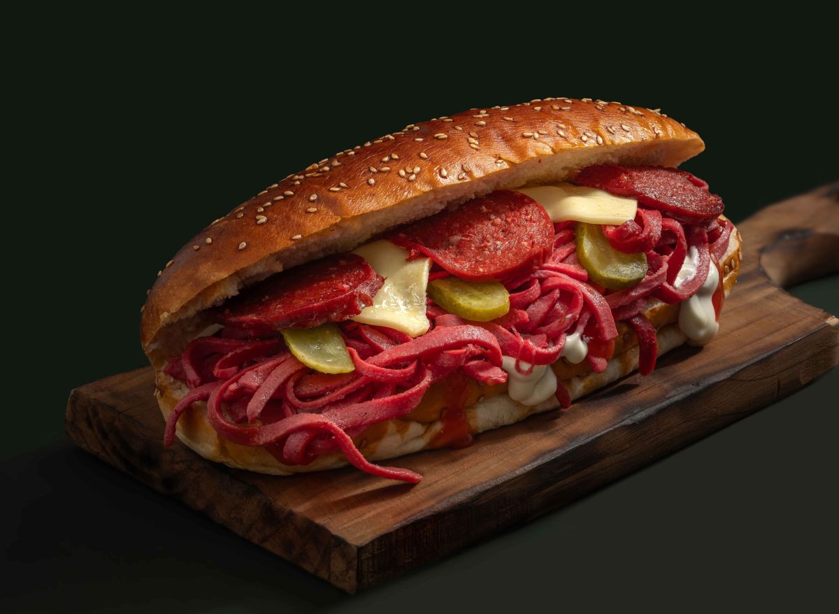 İzmir’in sokaklarında sadece yürümüyor, aynı zamanda lezzetin izini sürüyorsunuz! Kumrunun