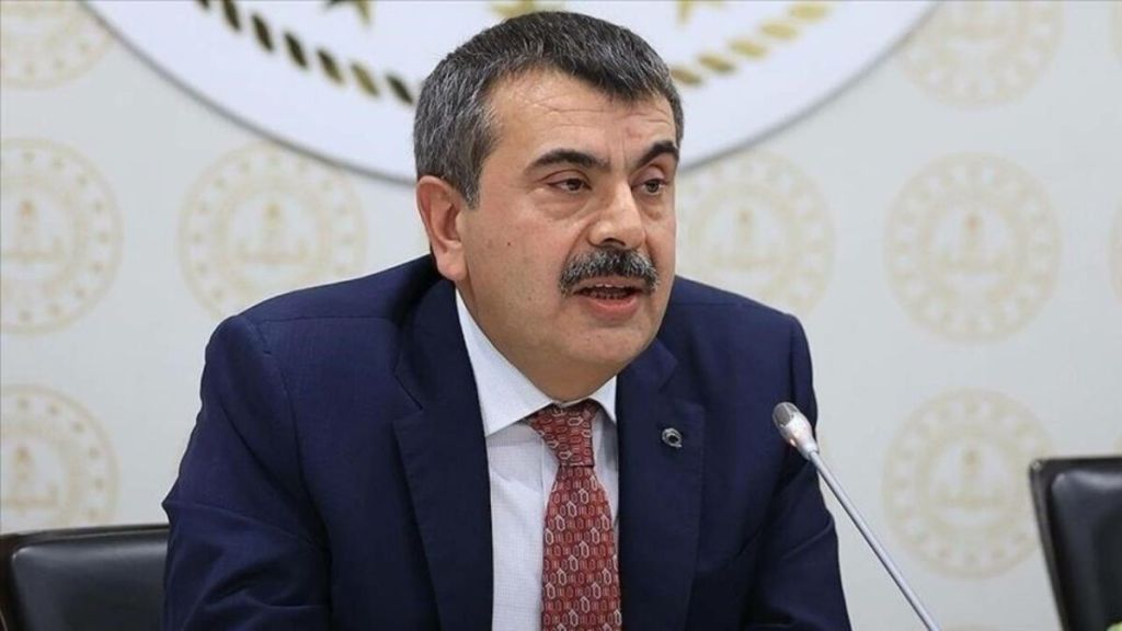 Milli Eğitim Bakanı Yusuf Tekin, milyonlarca öğrenci ve velinin merakla