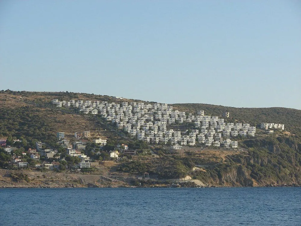 Çanakkale’nin bakir güzelliklerinden biri olan Akliman, huzurlu atmosferi, tarihi dokusu