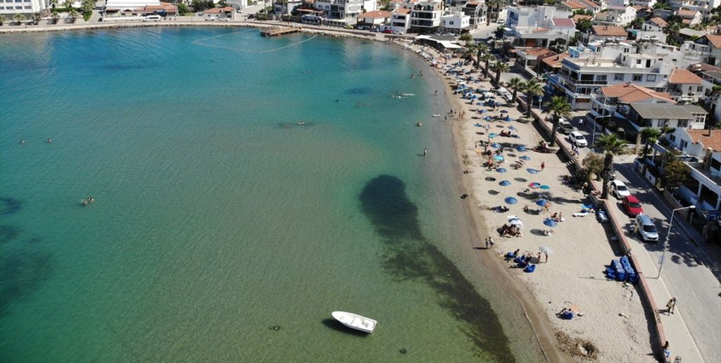 Ege’nin eşsiz kıyılarından biri olan Kocakum Plajı, şehir hayatının gürültüsünden