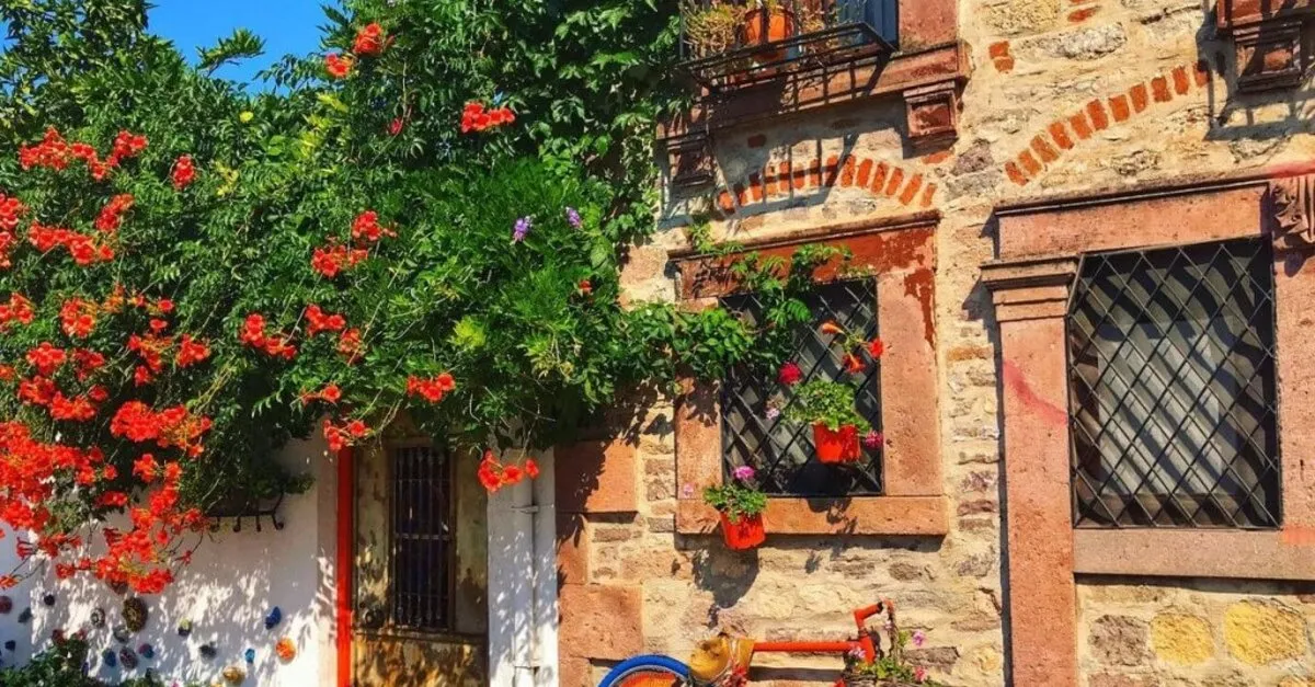 Ayvalık’a bağlı Küçükköy, taş sokakları, Boşnak kültüründen izler taşıyan lezzetleri