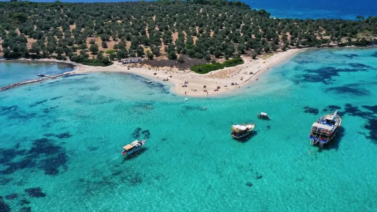 İzmir’in kuzeyinde yer alan Dikili ilçesine bağlı Bademli Köyü, doğal