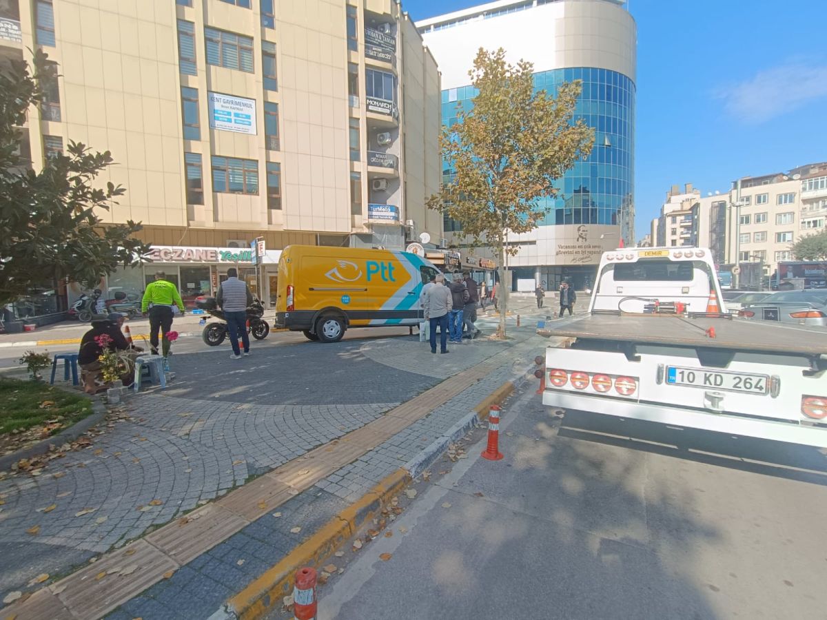 Balıkesir çarşı merkezinde PTT’ye ait bir aracın kaldırıma park etmesi