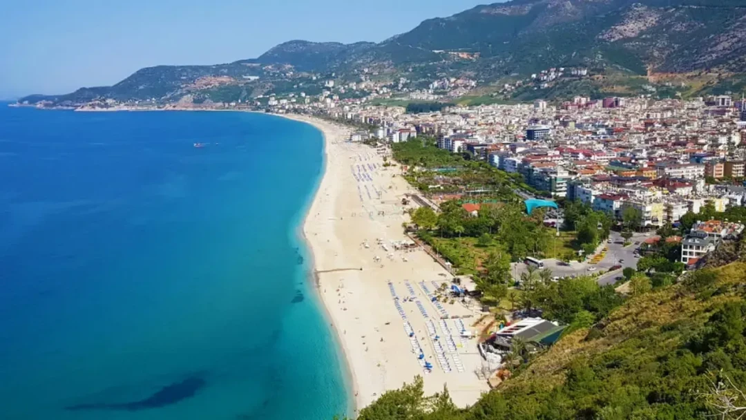 Damlataş Plajı, Alanya Kalesi’nin eteklerinde yer alan altın kumlu sahili