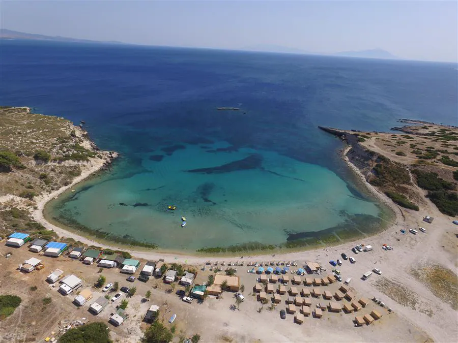 İzmir’in Urla ilçesinde yer alan Demircili Plajı, tertemiz denizi, doğal