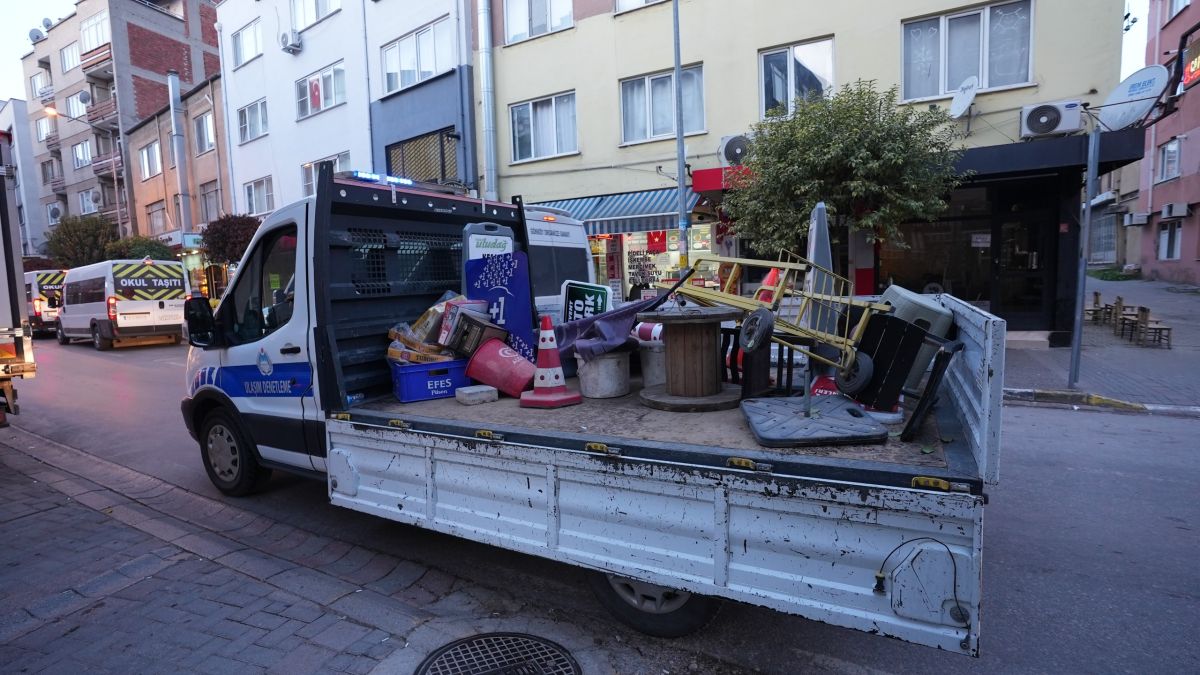 Balıkesir kent merkezinde kaldırımları işgal eden masa, sandalye, duba ve