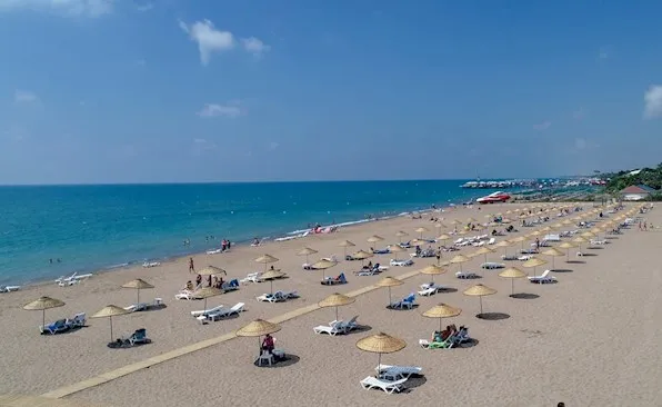 Antalya’nın gözde turizm noktalarından Belek Plajı, turkuaz denizi ve altın