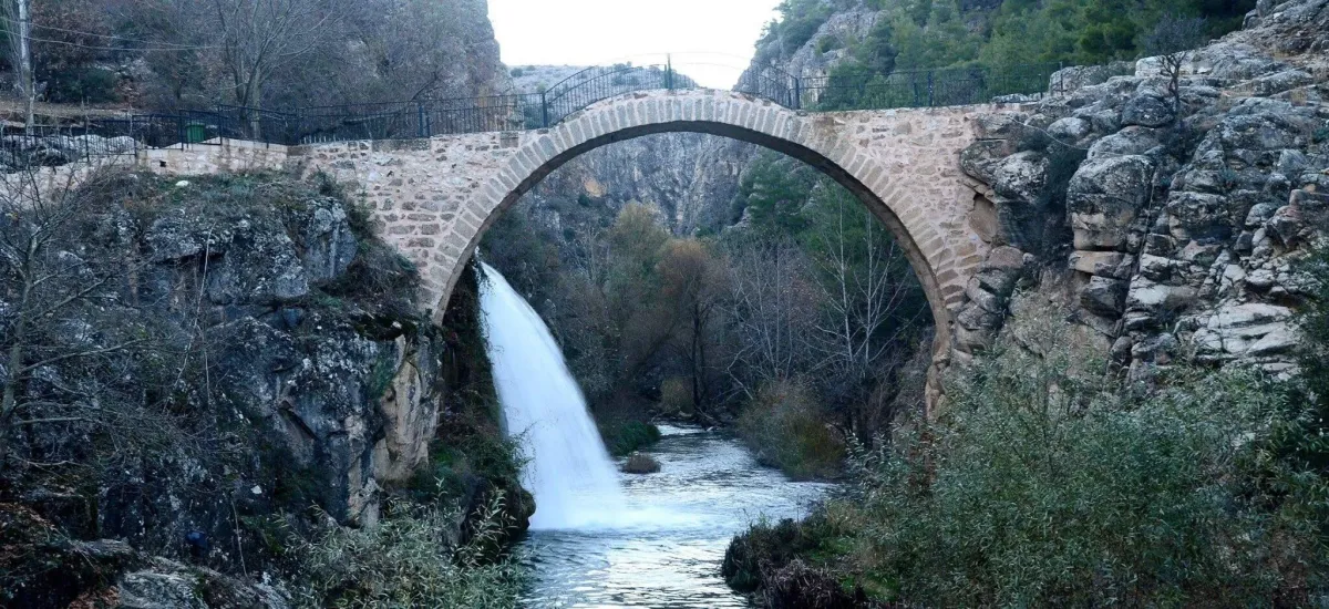 Tarih kokan taşları, şelale eşliğinde akan serin suları ve doğanın