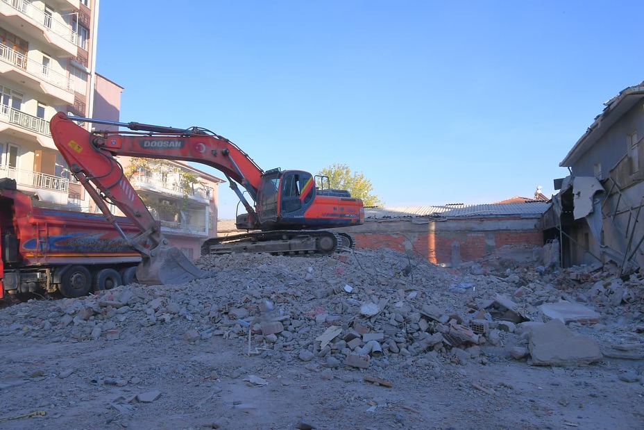 Balıkesir Valisi İsmail Ustaoğlu, Sındırgı’da meydana gelen depremin ardından yürütülen