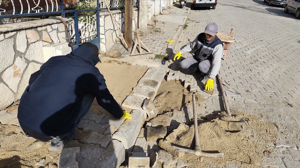 Dursunbey Belediyesi Fen İşleri Müdürlüğü ekipleri, ilçe genelinde altyapı, yol