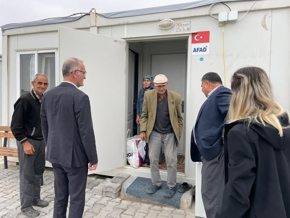 Sındırgı Belediyesi, afet ve olumsuzlukların ardından vatandaşların yanında olmaya devam