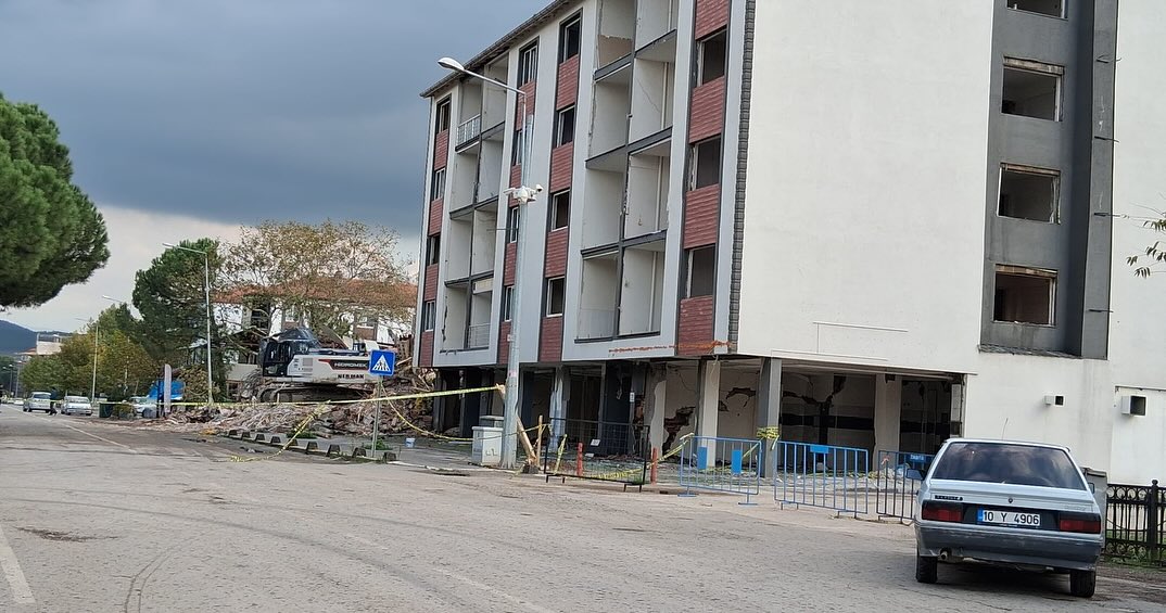 Balıkesir’in Sındırgı ilçesinde meydana gelen 6.1 büyüklüğündeki depremin ardından Devlet