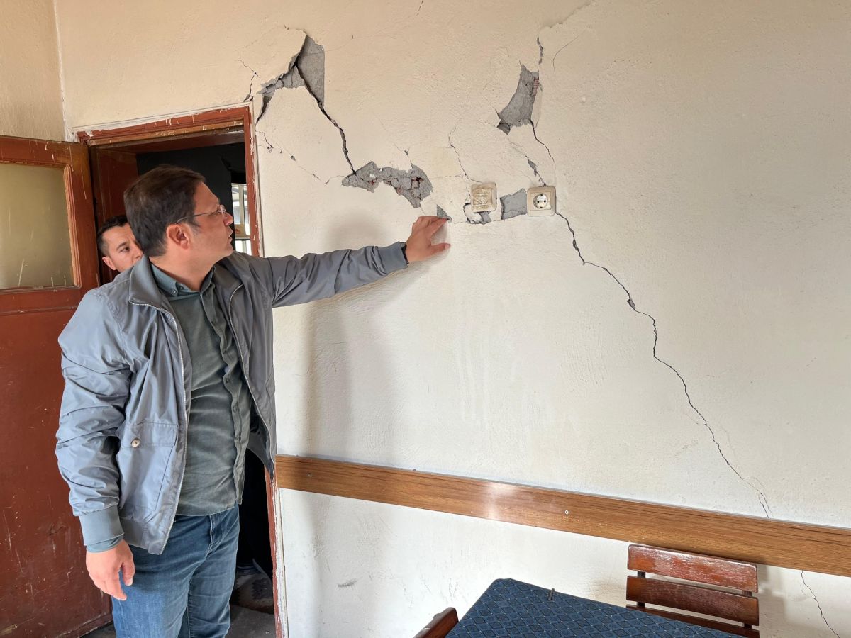 Sındırgı Belediye Başkanı Serkan Sak, depremden etkilenen Yüreğil Mahallesi’nde vatandaşlarla